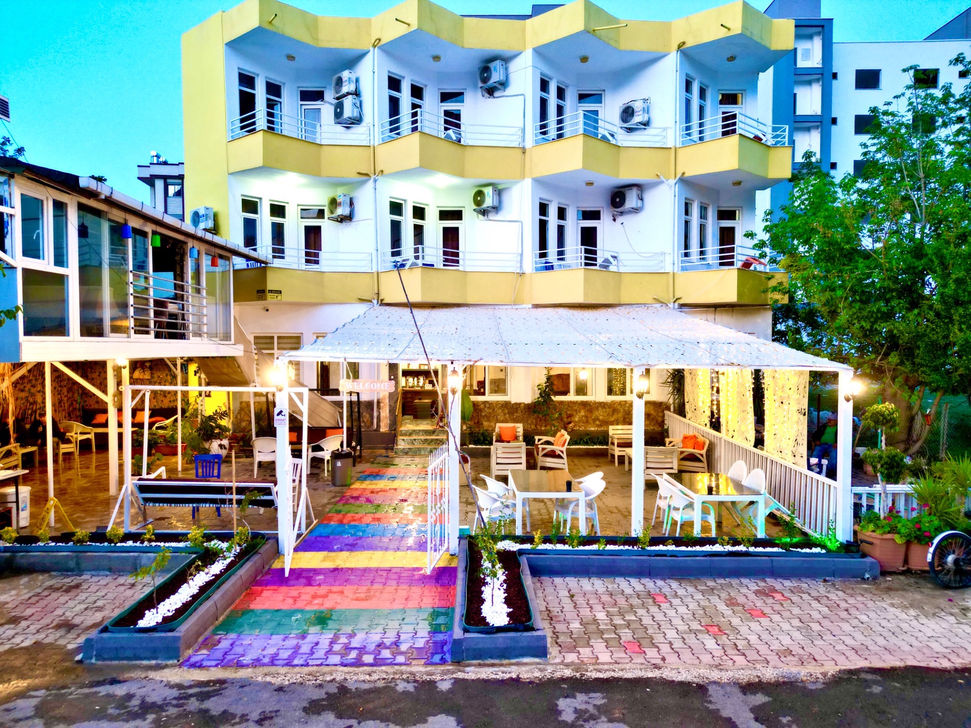 Bütün bir yılın yorgunluğunu atmak, şehrin gürültüsünden uzak, sakin,temiz, güvenli bir tatil yapmak,Dinlenirken eğlenmek, tarih ve doğa ile içiçe yaşamak istiyorsanız doğru adrestesiniz ....   Gönlünüze göre bir tatil ortamı sağlamaktadır. Denize 100 Mt.