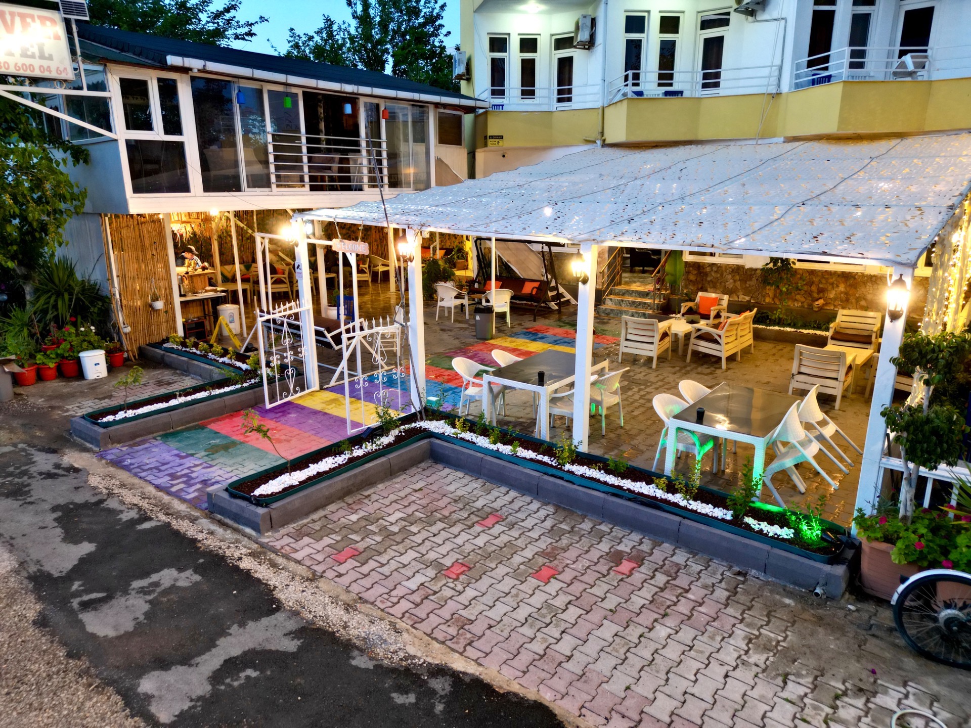 Bütün bir yılın yorgunluğunu atmak, şehrin gürültüsünden uzak, sakin,temiz, güvenli bir tatil yapmak,Dinlenirken eğlenmek, tarih ve doğa ile içiçe yaşamak istiyorsanız doğru adrestesiniz ....   Gönlünüze göre bir tatil ortamı sağlamaktadır. Denize 100 Mt.